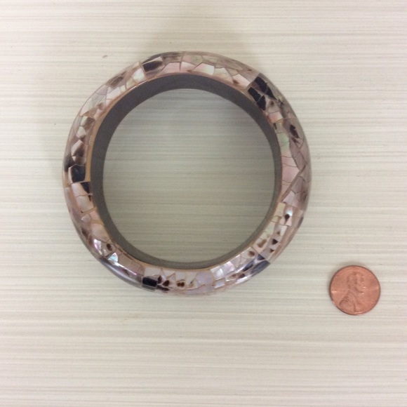 EUC 🏵 Mother of Pearl Bracelet  Nice Piece! - Picture 2 of 3